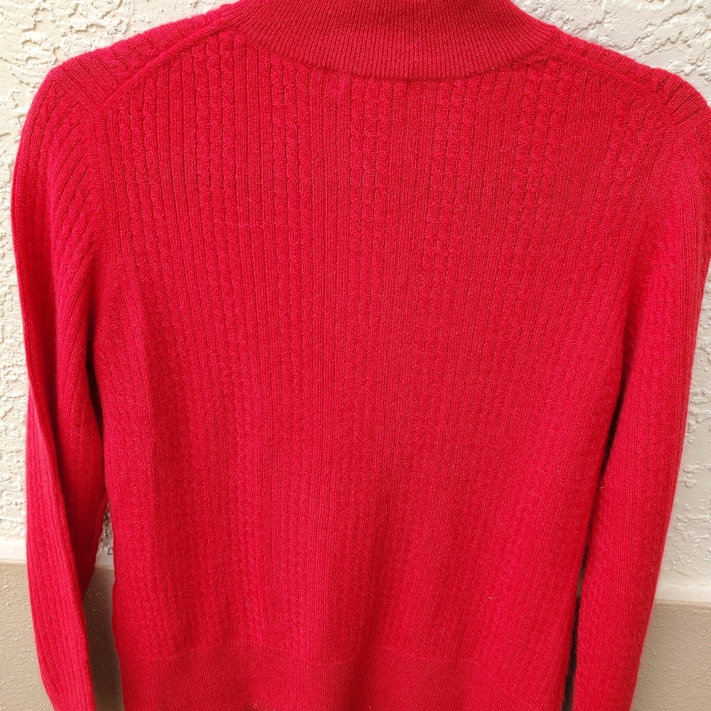 Beautiful crew neck sweater, long sleeve perfect for winter season.  Almost new.